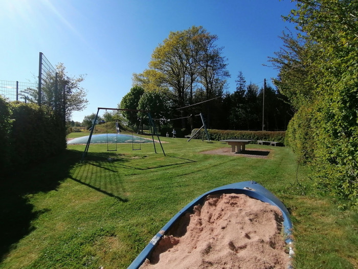 Spielplatz am Campingplatz Waldeck mit Schaukel, Tischtennisplatte und Sandkasten