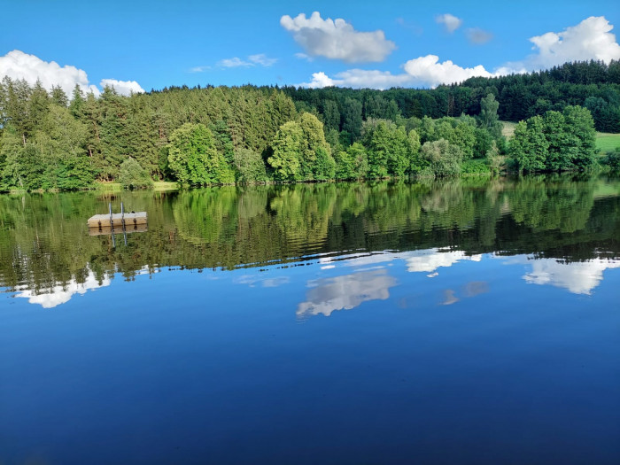 Ruhiger Häslestausee mit Badeplattform und Waldspiegelung beim Campingplatz Waldeck