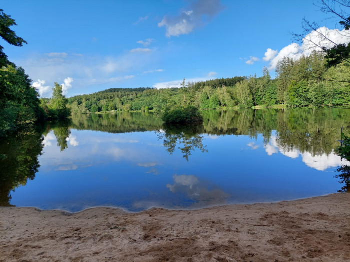 Sandstrand am Häslestausee mit ruhigem Badewasser beim Campingplatz Waldeck